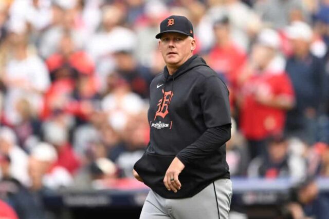 CLEVELAND, OHIO - 12 DE OUTUBRO: AJ Hinch # 14 do Detroit Tigers caminha até o monte de arremesso durante a oitava entrada contra o Cleveland Guardians durante o Jogo Cinco da Série da Divisão no Progressive Field em 12 de outubro de 2024 em Cleveland, Ohio. 