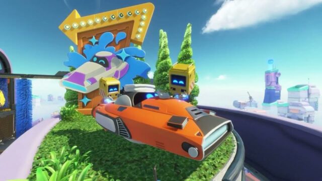 Ainda de um nível speedrun do Astro Bot. O robô está sentado em um carro flutuante próximo a uma placa de lavagem de carros.