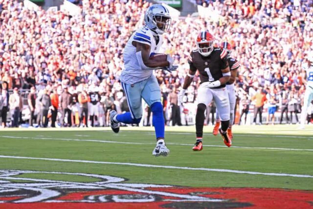 CLEVELAND, OHIO - 08 DE SETEMBRO: Brandin Cooks # 3 do Dallas Cowboys pega a bola para um touchdown no primeiro quarto do jogo contra o Cleveland Browns no Cleveland Browns Stadium em 08 de setembro de 2024 em Cleveland, Ohio.