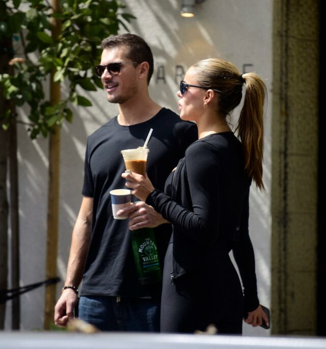 Gleb Savchenko faz uma pausa para o café em meio aos ensaios do DWTS