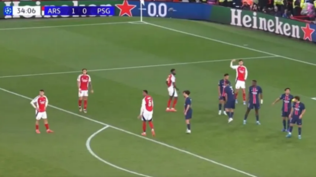 Foto de Gabriel Magalhães gesticulando com as mãos para os companheiros na partida do Arsenal contra o PSG