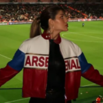 Uma foto de Gabrielle Figueiredo assistindo o jogo do Arsenal contra o Paris-Saint Germain