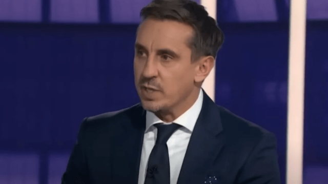 Gary Neville foi fotografado trabalhando como comentarista de futebol para a NBC nos Estados Unidos