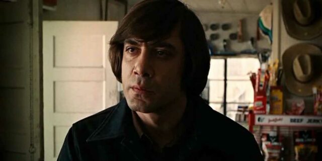 No Country For Old Men's Anton Chigurh se torna um personagem Jack-O-Lantern esculpindo amendoim na arte