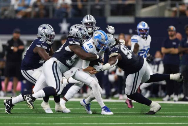 ARLINGTON, TEXAS - 13 DE OUTUBRO: Jared Goff nº 16 do Detroit Lions é demitido por Osa Odighizuwa nº 97 e Mazi Smith nº 58 do Dallas Cowboys no segundo quarto de um jogo no AT&T Stadium em 13 de outubro de 2024 em Arlington, Texas . 