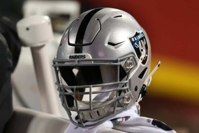 Vista de um capacete do Oakland Raiders durante um jogo da AFC West entre Oakland Raiders e Kansas City Chiefs em 1º de dezembro de 2019 no Arrowhead Stadium em Kansas City, MO.