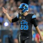 DETROIT, MICHIGAN - 30 DE SETEMBRO: Jared Goff nº 16 do Detroit Lions comemora um touchdown contra o Seattle Seahawks durante o quarto período no Ford Field em 30 de setembro de 2024 em Detroit, Michigan.