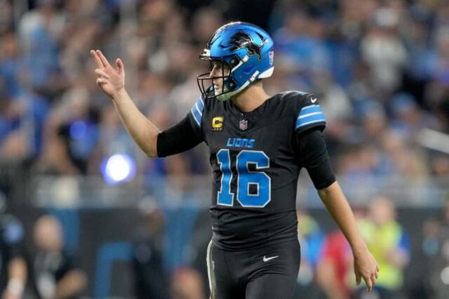 DETROIT, MICHIGAN - 30 DE SETEMBRO: Jared Goff nº 16 do Detroit Lions comemora um touchdown contra o Seattle Seahawks durante o quarto período no Ford Field em 30 de setembro de 2024 em Detroit, Michigan. 