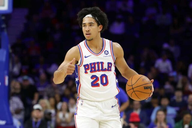 FILADÉLFIA, PENSILVÂNIA - OUTUBRO 07: Jared McCain nº 20 do Philadelphia 76ers dribla a bola durante a primeira metade de um jogo de exibição de pré-temporada contra o New Zealand Breakers no Wells Fargo Center em 7 de outubro de 2024 na Filadélfia, Pensilvânia. NOTA AO USUÁRIO: O Usuário reconhece e concorda expressamente que, ao baixar e/ou usar esta fotografia, o Usuário está concordando com os termos e condições do Contrato de Licença da Getty Images. Os 76ers venceram por 139-84.