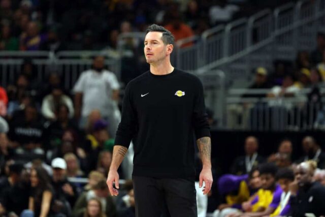 MILWAUKEE, WISCONSIN - 10 DE OUTUBRO: O técnico JJ Redick do Los Angeles Lakers reage a uma ligação oficial durante a segunda metade de um jogo de pré-temporada contra o Milwaukee Bucks no Fiserv Forum em 10 de outubro de 2024 em Milwaukee, Wisconsin. NOTA AO USUÁRIO: O Usuário reconhece e concorda expressamente que, ao baixar e/ou usar esta fotografia, o Usuário está concordando com os termos e condições do Contrato de Licença da Getty Images.