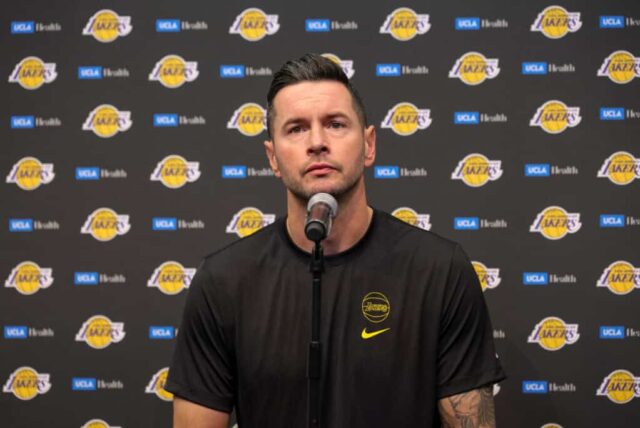 LAS VEGAS, NEVADA - 15 DE OUTUBRO: O técnico JJ Redick do Los Angeles Lakers participa de uma entrevista coletiva antes de um jogo de pré-temporada contra o Golden State Warriors na T-Mobile Arena na T-Mobile Arena em 15 de outubro de 2024 em Las Vegas, Nevada . NOTA AO USUÁRIO: O Usuário reconhece e concorda expressamente que, ao baixar e/ou usar esta fotografia, o Usuário está concordando com os termos e condições do Contrato de Licença da Getty Images. 