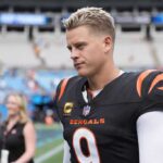 CHARLOTTE, CAROLINA DO NORTE - 29 DE SETEMBRO: Joe Burrow nº 9 do Cincinnati Bengals sai de campo depois de vencer o Carolina Panthers por 34 a 24 no Bank of America Stadium em 29 de setembro de 2024 em Charlotte, Carolina do Norte.