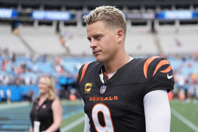 CHARLOTTE, CAROLINA DO NORTE - 29 DE SETEMBRO: Joe Burrow nº 9 do Cincinnati Bengals sai de campo depois de vencer o Carolina Panthers por 34 a 24 no Bank of America Stadium em 29 de setembro de 2024 em Charlotte, Carolina do Norte.