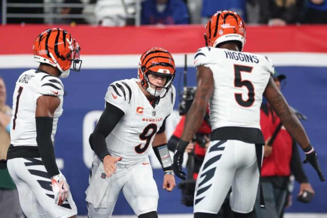 EAST RUTHERFORD, NOVA JERSEY - 13 DE OUTUBRO: Joe Burrow #9 do Cincinnati Bengals comemora um touchdown com Ja'Marr Chase #1 e Tee Higgins #5 durante o primeiro tempo contra o New York Giants no MetLife Stadium em 13 de outubro de 2024 em East Rutherford, Nova Jersey.