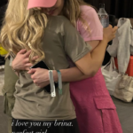 Sabrina Carpenter e Joey King se abraçando