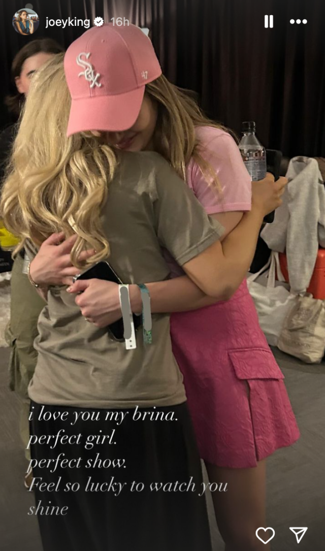 Sabrina Carpenter e Joey King se abraçando