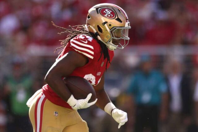 SANTA CLARA, CALIFÓRNIA - 29 DE SETEMBRO: Jordan Mason #24 do San Francisco 49ers corre com a bola no terceiro quarto contra o New England Patriots no Levi's Stadium em 29 de setembro de 2024 em Santa Clara, Califórnia. 