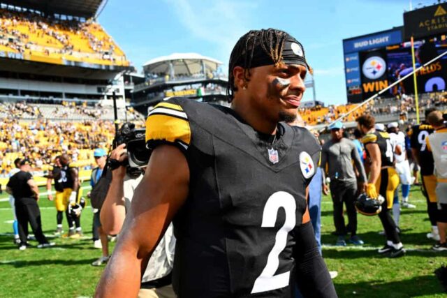 PITTSBURGH, PENSILVÂNIA - 22 DE SETEMBRO: O quarterback Justin Fields nº 2 do Pittsburgh Steelers sai de campo após derrotar o Los Angeles Chargers no Acrisure Stadium em 22 de setembro de 2024 em Pittsburgh, Pensilvânia