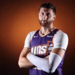 PHOENIX, ARIZONA - 30 DE SETEMBRO: Jusuf Nurkic # 20 do Phoenix Suns posa para um retrato durante o dia da mídia no Footprint Center em 30 de setembro de 2024 em Phoenix, Arizona.