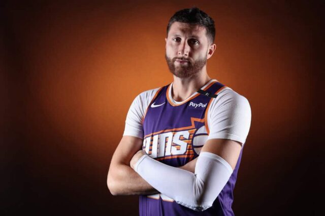 PHOENIX, ARIZONA - 30 DE SETEMBRO: Jusuf Nurkic # 20 do Phoenix Suns posa para um retrato durante o dia da mídia no Footprint Center em 30 de setembro de 2024 em Phoenix, Arizona. 