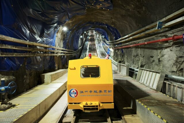 Vista de um teleférico que transporta trabalhadores, cientistas e visitantes por um túnel inclinado de 1.266 metros de comprimento até 700 metros de profundidade.