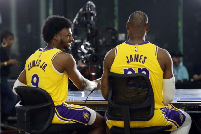 EL SEGUNDO, CALIFÓRNIA - 30 DE SETEMBRO: LeBron James nº 23 do Los Angeles Lakers e seu filho Bronny James Jr. nº 9 participam do dia de mídia do Los Angeles Lakers no UCLA Health Training Center em 30 de setembro de 2024 em El Segundo, Califórnia. NOTA AO USUÁRIO: O Usuário reconhece e concorda expressamente que, ao baixar e/ou usar esta fotografia, o Usuário está concordando com os termos e condições do Contrato de Licença da Getty Images.