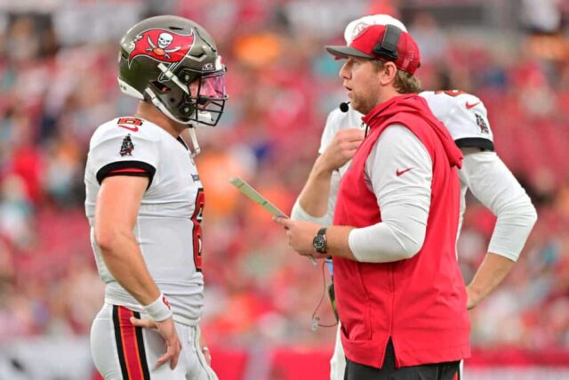 TAMPA, FLÓRIDA - 23 DE AGOSTO: Baker Mayfield # 6 do Tampa Bay Buccaneers conversa com o coordenador ofensivo Liam Coen durante a primeira metade de um jogo de pré-temporada da NFL contra o Miami Dolphins no Raymond James Stadium em 23 de agosto de 2024 em Tampa, Flórida.