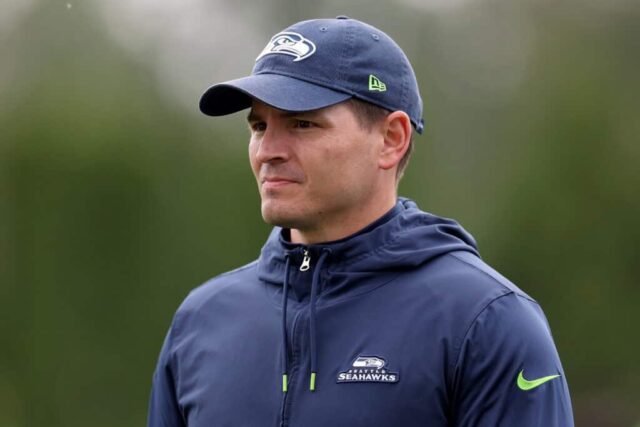 RENTON, WASHINGTON - 03 DE JUNHO: O técnico Mike Macdonald do Seattle Seahawks observa durante o treino no Virginia Mason Athletic Center em 3 de junho de 2024 em Renton, Washington.