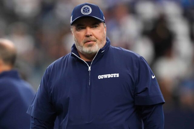 ARLINGTON, TEXAS - 13 DE OUTUBRO: O técnico Mike McCarthy do Dallas Cowboys observa antes de um jogo contra o Detroit Lions no AT&T Stadium em 13 de outubro de 2024 em Arlington, Texas. 