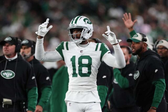 EAST RUTHERFORD, NOVA JERSEY - 14 DE OUTUBRO: Mike Williams nº 18 do New York Jets reage após um touchdown durante o primeiro quarto contra o Buffalo Bills no MetLife Stadium em 14 de outubro de 2024 em East Rutherford, Nova Jersey.