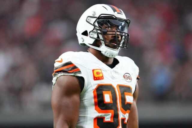 LAS VEGAS, NEVADA - 29 DE SETEMBRO: Myles Garrett # 95 do Cleveland Browns assiste ao segundo quarto contra o Las Vegas Raiders no Allegiant Stadium em 29 de setembro de 2024 em Las Vegas, Nevada. 