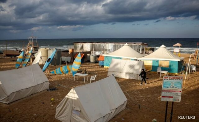 Enquanto jatos israelenses atingem Beirute, pessoas fogem para dormir na praia