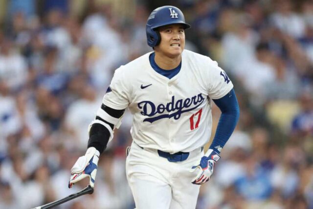 LOS ANGELES, CALIFÓRNIA - 11 DE OUTUBRO: Shohei Ohtani nº 17 do Los Angeles Dodgers reage após enfrentar o San Diego Padres durante o terceiro turno do jogo cinco da Division Series no Dodger Stadium em 11 de outubro de 2024 em Los Angeles, Califórnia .  