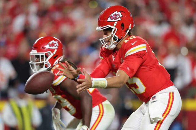 KANSAS CITY, MISSOURI - OUTUBRO 07: Patrick Mahomes nº 15 do Kansas City Chiefs tira uma foto durante o terceiro quarto contra o New Orleans Saints no GEHA Field no Arrowhead Stadium em 07 de outubro de 2024 em Kansas City, Missouri.