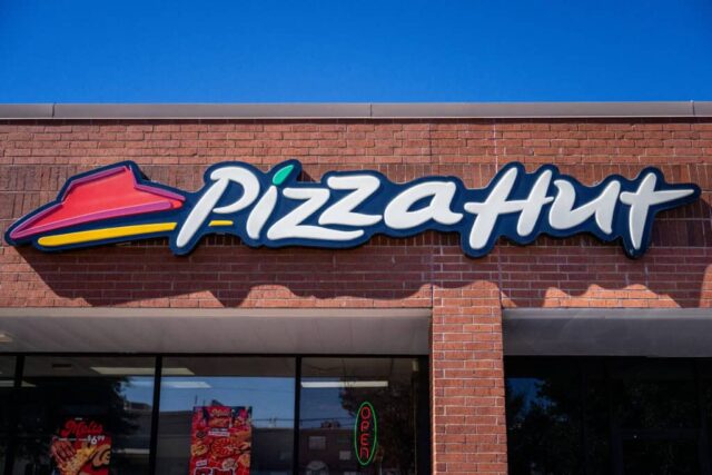 AUSTIN, TEXAS - NOVEMBRO 01: Uma loja Pizza Hut é vista em 01 de novembro de 2023 em Austin, Texas. A receita da Pizza Hut no terceiro trimestre ficou aquém das expectativas dos analistas para as vendas nas mesmas lojas. 