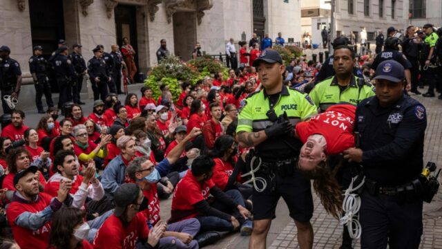 Dezenas de manifestantes pró-palestinos presos fora da Bolsa de Valores de Nova York