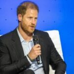 Príncipe Harry, Duque de Sussex fala no palco durante um fórum sobre responsabilidade digital na Universidade EAN durante uma visita pela Colômbia em 15 de agosto de 2024 em Bogotá, Colômbia