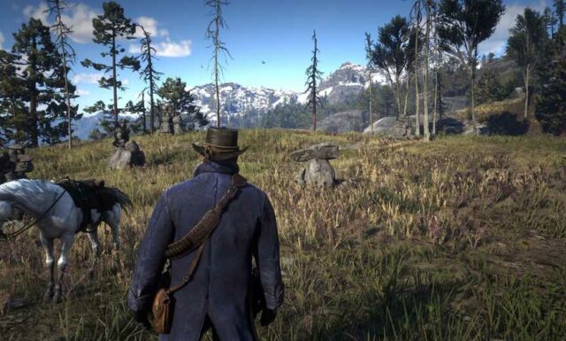 Jogador de Red Dead Redemption 2 seguido por Dutch e Sadie fora das missões da história