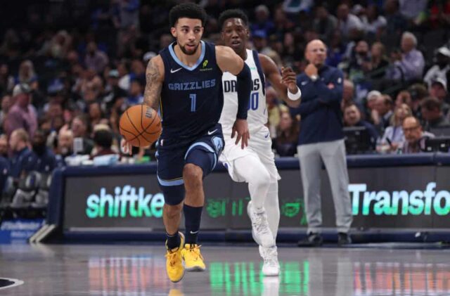 DALLAS, TX - 7 DE OUTUBRO: Scotty Pippen Jr. # 1 do Memphis Grizzlies segura a bola contra o Dallas Mavericks na segunda metade de um jogo de pré-temporada no American Airlines Center em 7 de outubro de 2024 em Dallas, Texas. NOTA AO USUÁRIO: O Usuário reconhece e concorda expressamente que, ao baixar e/ou usar esta fotografia, o Usuário está concordando com os termos e condições do Contrato de Licença da Getty Images.