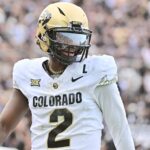 ORLANDO, FLÓRIDA - 28 DE SETEMBRO: Shedeur Sanders nº 2 do Colorado Buffaloes reage após um touchdown no primeiro tempo de um jogo contra o UCF Knights no FBC Mortgage Stadium em 28 de setembro de 2024 em Orlando, Flórida.