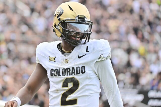 ORLANDO, FLÓRIDA - 28 DE SETEMBRO: Shedeur Sanders nº 2 do Colorado Buffaloes reage após um touchdown no primeiro tempo de um jogo contra o UCF Knights no FBC Mortgage Stadium em 28 de setembro de 2024 em Orlando, Flórida.