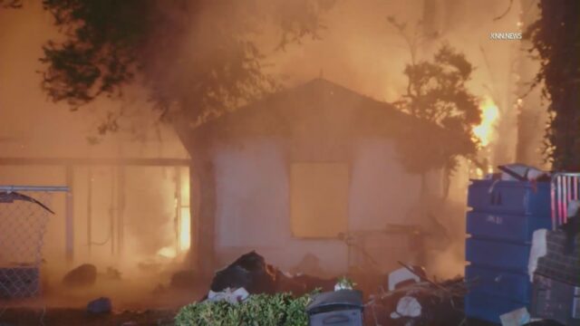 Casa abandonada pega fogo em San Fernando Valley