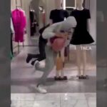 Assista: Grupo de suspeitos mascarados rouba bolsas de grife de Valentino no shopping de Los Angeles em um assalto 'flash mob'