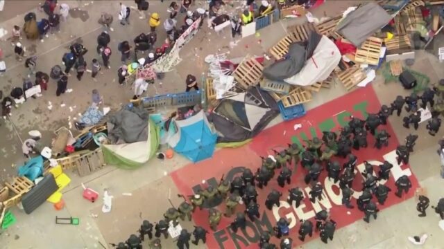 Policiais são vistos desmantelando um acampamento de protesto pró-Palestina na UC Irvine em 15 de maio de 2024. (KTLA)