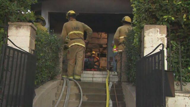 Equipes derrubam um grande incêndio em uma casa em Boyle Heights