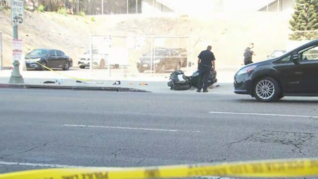 Oficial de motocicleta do LAPD atropelado por veículo em Chinatown