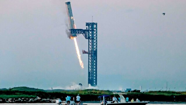 SpaceX cria história: ‘Arms’ pega foguete impulsionador