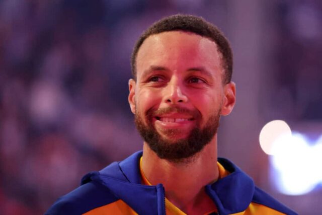 SAN FRANCISCO, CALIFÓRNIA - 11 DE OUTUBRO: Stephen Curry nº 30 do Golden State Warriors representa o hino nacional antes do jogo contra o Sacramento Kings no Chase Center em 11 de outubro de 2024 em San Francisco, Califórnia. NOTA AO USUÁRIO: O usuário reconhece e concorda expressamente que, ao baixar e/ou usar esta fotografia, o usuário concorda com os termos e condições do Contrato de Licença da Getty Images. 