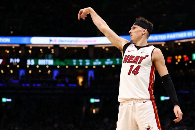 BOSTON, MASSACHUSETTS - 01 DE MAIO: Tyler Herro # 14 do Miami Heat assiste seu chute contra o Boston Celtics durante o segundo quarto do quinto jogo dos Playoffs da Primeira Rodada da Conferência Leste no TD Garden em 01 de maio de 2024 em Boston, Massachusetts. NOTA AO USUÁRIO: O usuário reconhece e concorda expressamente que, ao baixar e/ou usar esta fotografia, o usuário concorda com os termos e condições do Contrato de Licença da Getty Images. 