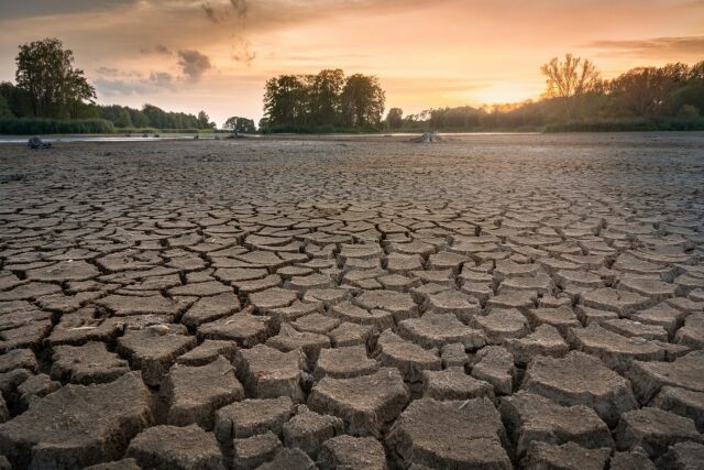 À medida que o planeta aquece, as secas são provavelmente o fator chave que leva as pessoas às cidades: estudo